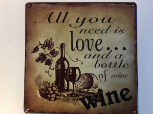 Mooi metalen schild met passende tekst: Love ...bottle of wine